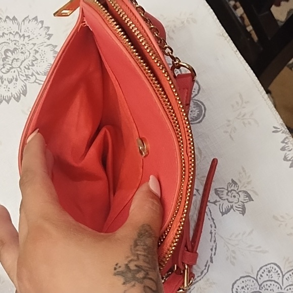 Bebe Women's Crossbody Bag Pink Gold chain  shoulder strap Purse Logo Used - Picture 4 of 5